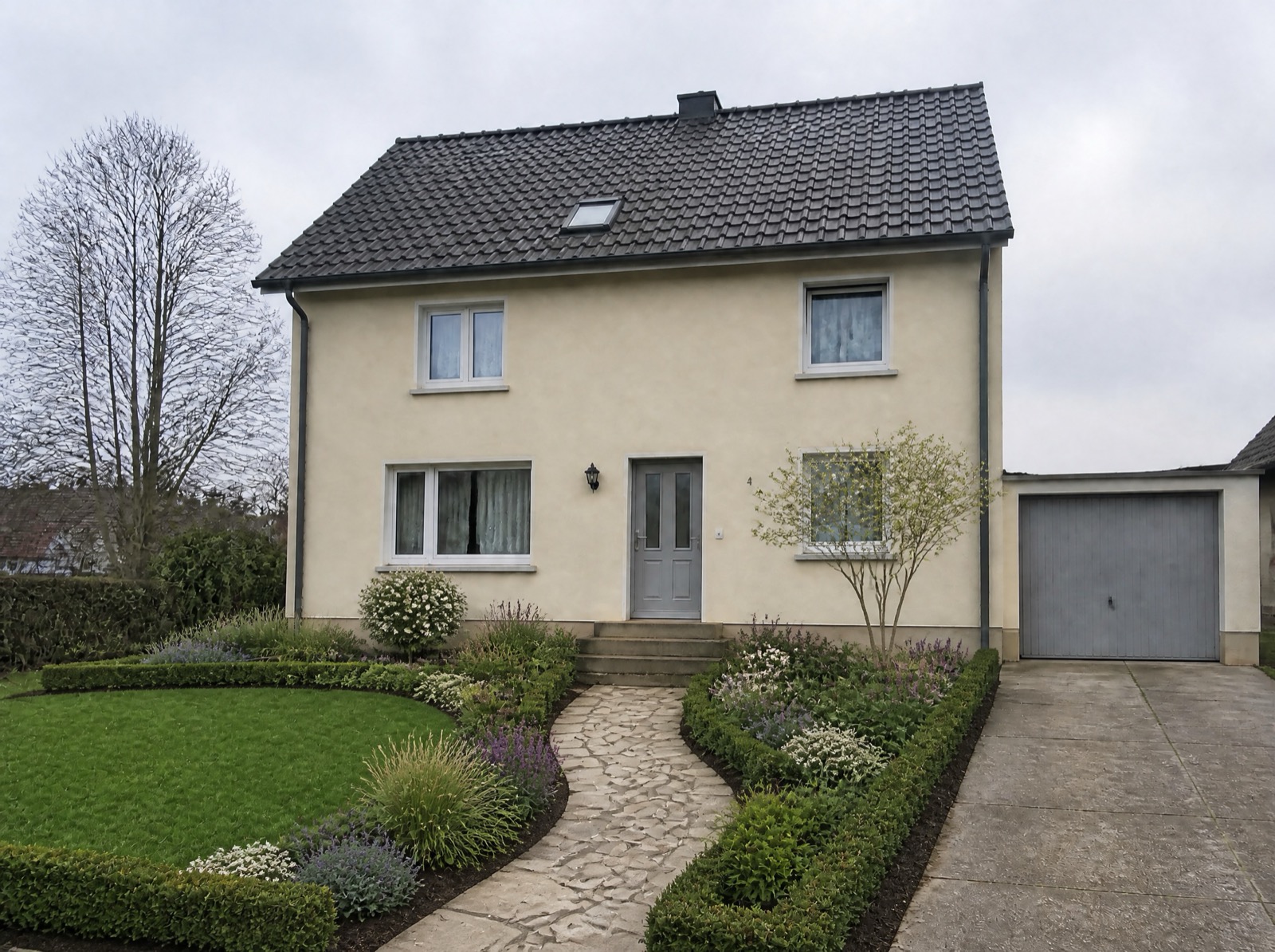 Liebevoll gestalteter Gartenweg mit dichter Beetbepflanzung und Blühsträuchern nach der Umgestaltung durch einen GartenArk-Fachpartner